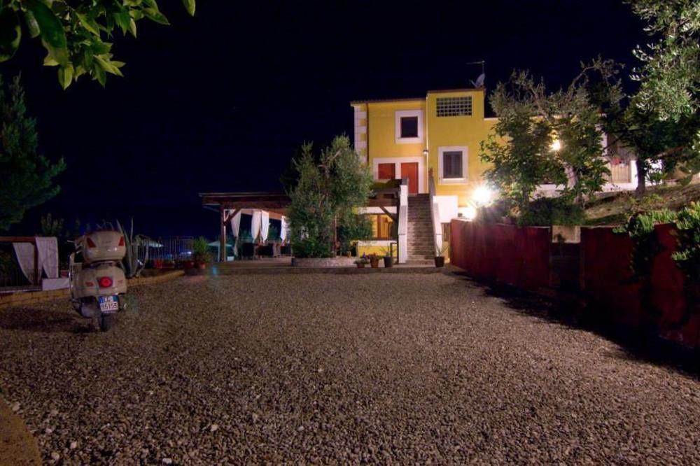 Borgo Del Nespolo Bed & Breakfast เปสคีชี ภายนอก รูปภาพ